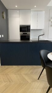 Cuisine ouverte et moderne blanche et bleue Apollinaire Lorient