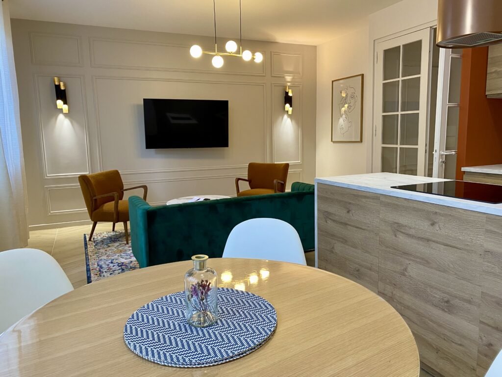 Espace TV avec moulures au mur Baudelaire Lorient