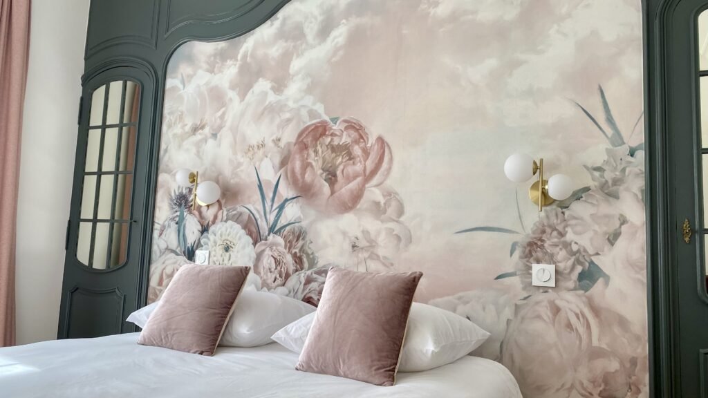 Chambre parentale avec SDB privative, tête de lit fleurs Lorient
