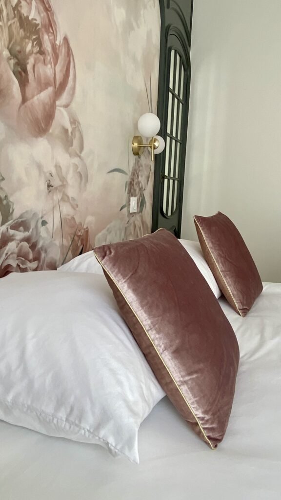 Coussins roses chambre parentale Baudelaire Lorient