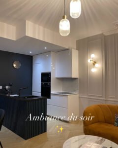 Salon moderne Apollinaire cuisine ouverte canapé moutarde Résidence Hyacinthe Lorient