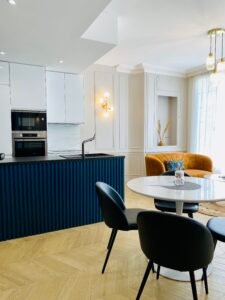 Cuisine équipée et moderne avec moulures d'époque appartement Apollinaire