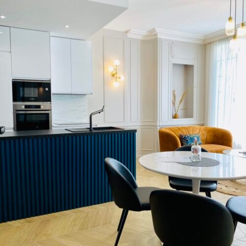 Cuisine équipée et moderne avec moulures d'époque appartement Apollinaire
