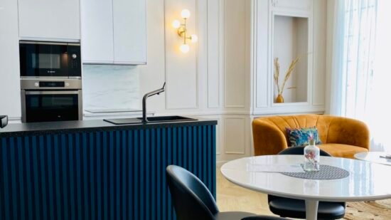 Cuisine équipée et moderne avec moulures d'époque appartement Apollinaire