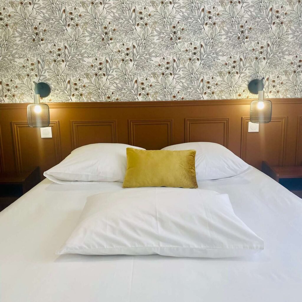 Chambre queen size confortable avec surmatelas appartement Baudelaire Lorient