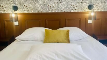Chambre queen size appartement Baudelaire Lorient