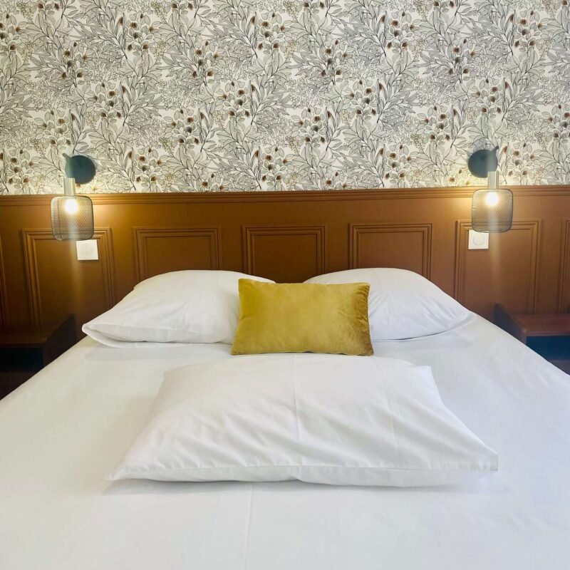 Chambre queen size confortable avec surmatelas appartement Baudelaire Lorient